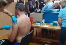 Medycy z PZU Zdrowie zaszczepili strażaków walczących z powodzią